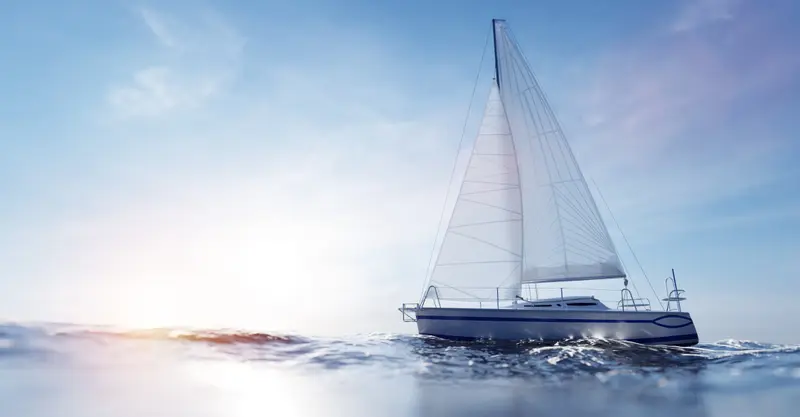 Segelyacht mit gesetzten Segeln auf offener See