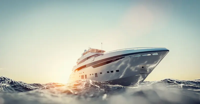 Superyacht im Gegenlicht auf offener See
