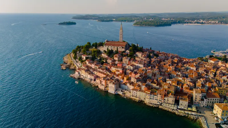 Luftaufnahme der Altstadt von Rovinj in Kroatien